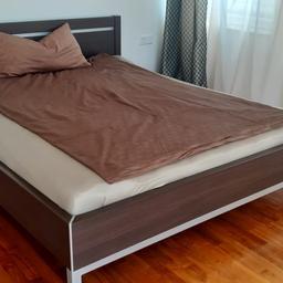 Verkaufe ein gut erhaltenes Bett inkl. Lattenrost und Matratze. 160x200 Nur Selbstabholung möglich.