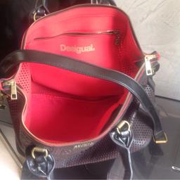 Vendo borsa Desigual  con interno rosso usata un paio di volte come nuova , nera traforata .