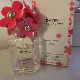 Marc Jacobs Daisy 
Gutes Parfüm, riecht blumig frisch
Inhalt ursprünglich 75ml