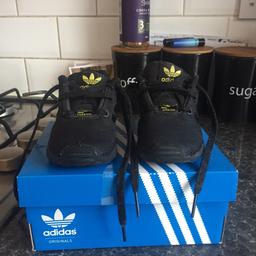 Boys Adidas trainers size 5 in really good condition come with original box 
Collection Castleford WF10