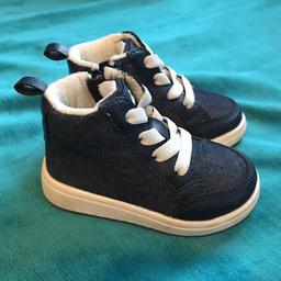 Storlek 18/19 
Fina blåa sneakers med lätt fordring inuti.
Använda 1 gång.
Säljer dem eftersom barnet vuxit ur dem.
🦋🦋🦋🦋🦋🦋🦋🦋🦋🦋🦋🦋🦋🦋