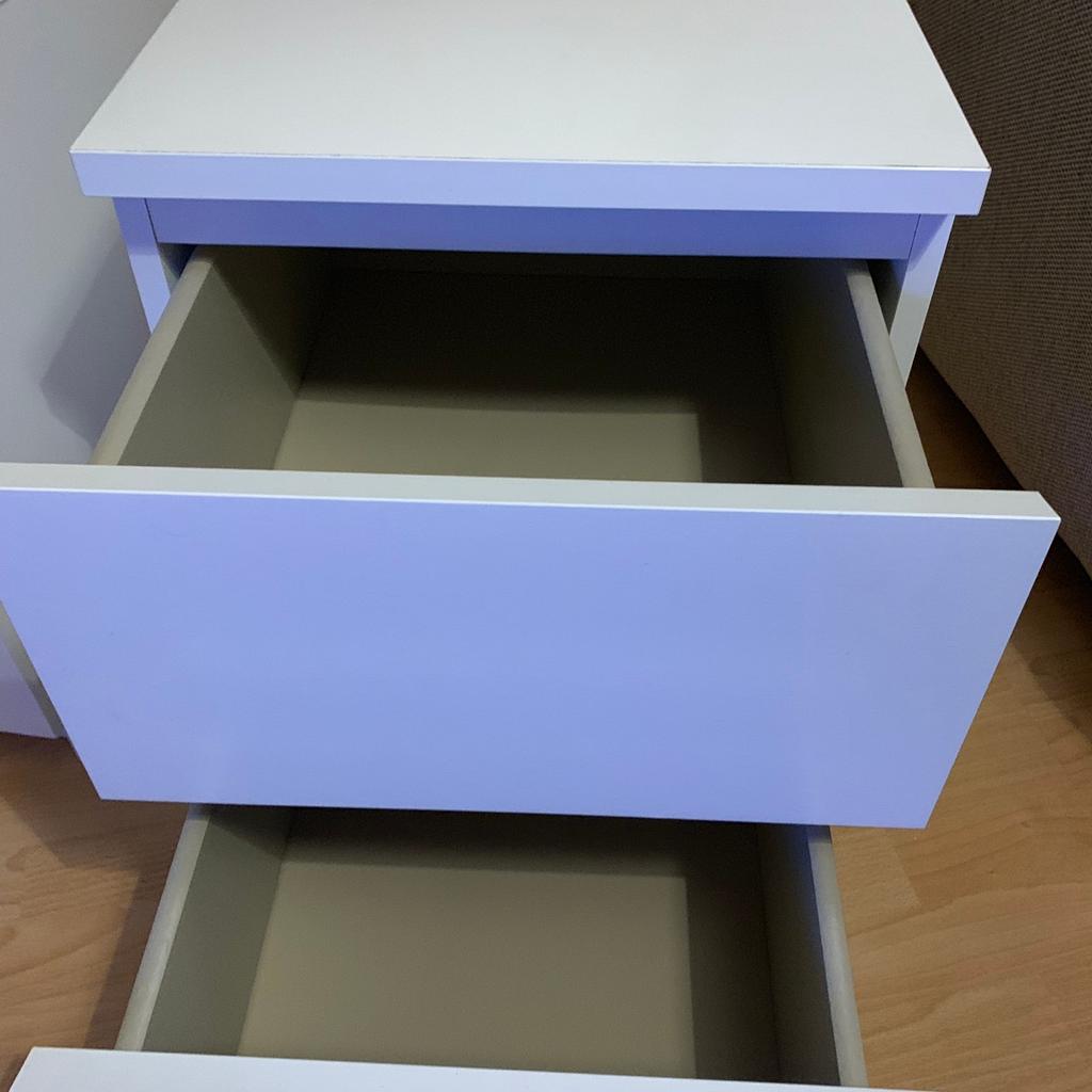 Chest of drawers x2 white in London Borough of Bromley für £ 30,00 zum