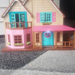 li'l woodzeez cottage
in excellent condition 
all lights inside and out all working 
my daughter has used this for playing her littlest pet shop in 
paid over £50 last Xmas