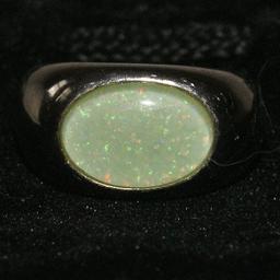 Silbering 925 mit Opal

Sehr guter kaum getragener Ring

Ringkopf 15 x 12 mm

Ringschiene 4 mm

Größe 19

Gesamtgewicht 6,8 gramm

+ 4 euro Versandkosten

(0058)