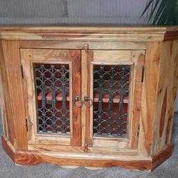 wooden corner stand. excellent condition. lovely grain wood and nice doors on the front.
measures:
height - 2ft 2 inches - 66cm.
width - 3ft - 92cm.
depth - 23 inches - 59cm.