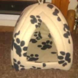 Igloo cat bed in excellent condition never used. I brought for my dog cus he likes sleeping under things but he wouldn't use it or even go inside it.
There's no marks or rips, it's in brilliant condition.
Collection only,B65 8EH.
No PayPal account, cash only.
No time wasters or stupid offers please.
Thanks for taking the time to look at my items, please take a look at all my other great items all at bargain prices.
