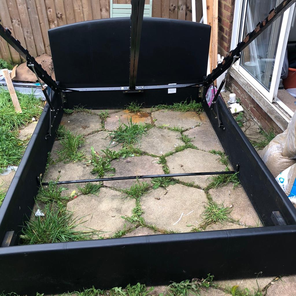 Double bed with storage underneath in EN7 Broxbourne für £ 30,00 zum
