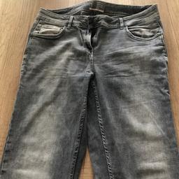 Verkaufe hier eine nie getragene Jeans von Cecil in grauer Waschung, Boyfriendstyle.
Versand mit Aufpreis möglich!