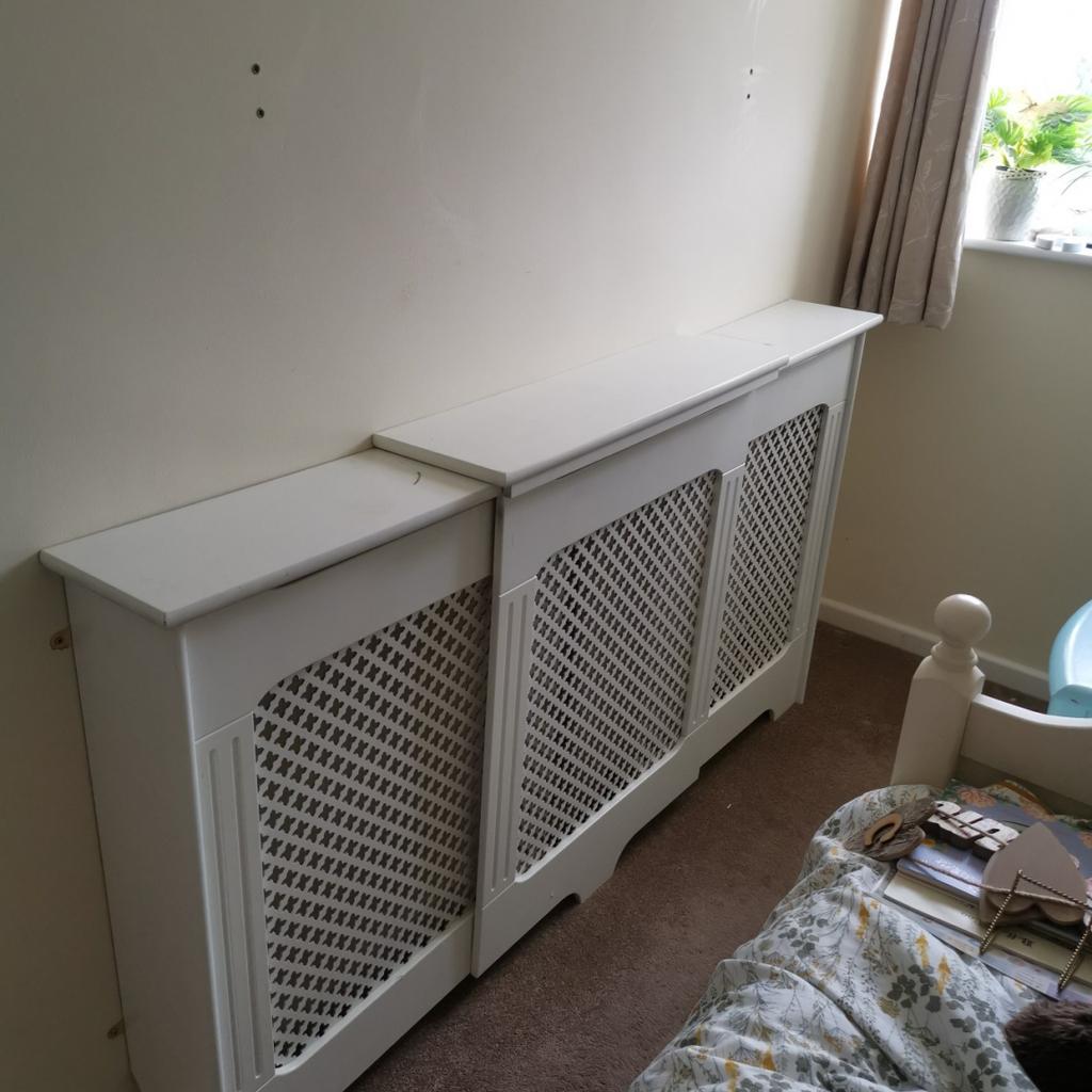 Large white extendable radiator cover guard in CH3 Farndon für 15,00