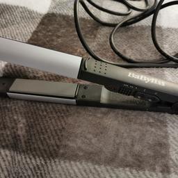 Excellent condition hardly used. 3 heat settings can be used to straighten or curl hair.