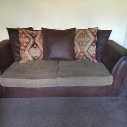 Aztec design red,gold,brown,black,cream colours running through it beautiful condition sofabed used a handful of times
cash on collection only check out my other items please
feel free to ask any questions