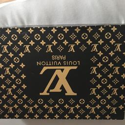 Hallo. Ich verkaufe Louis Vuitton Bettwäsche, 4 Kissen, 2 Goldene und 1 Bettlaken davon. (Kein Original), Alles Neu & unbenutzt.