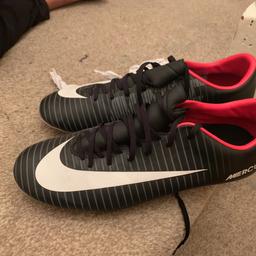 Size 8, good condition. Studs a bit worn off but still an amazing comfortable football shoe.