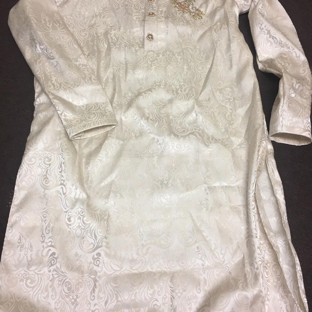 Kamiz only for sale

Worn a white salwar
Size M
Had it taken in to give it a fit

Lovely banasari material with stonework on 1 shoulder

Zoom into pict