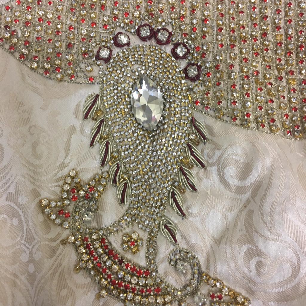 Kamiz only for sale

Worn a white salwar
Size M
Had it taken in to give it a fit

Lovely banasari material with stonework on 1 shoulder

Zoom into pict