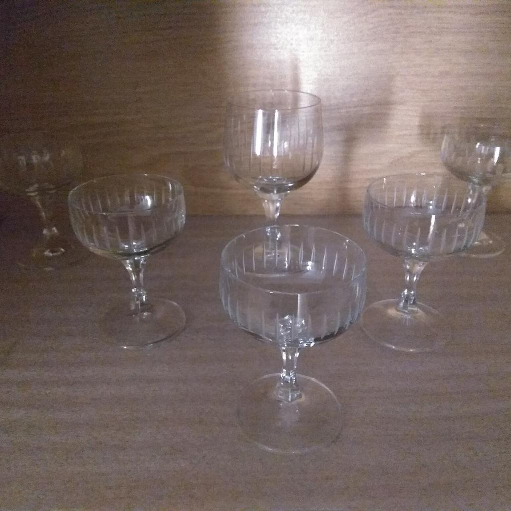 Wunderschöne Gläser günstig abzugeben:

5 kleinere und 1 größeres Glas.

Sehr guter Zustand.

Privatverkauf unter Ausschluss jeglicher Gewährleistung.