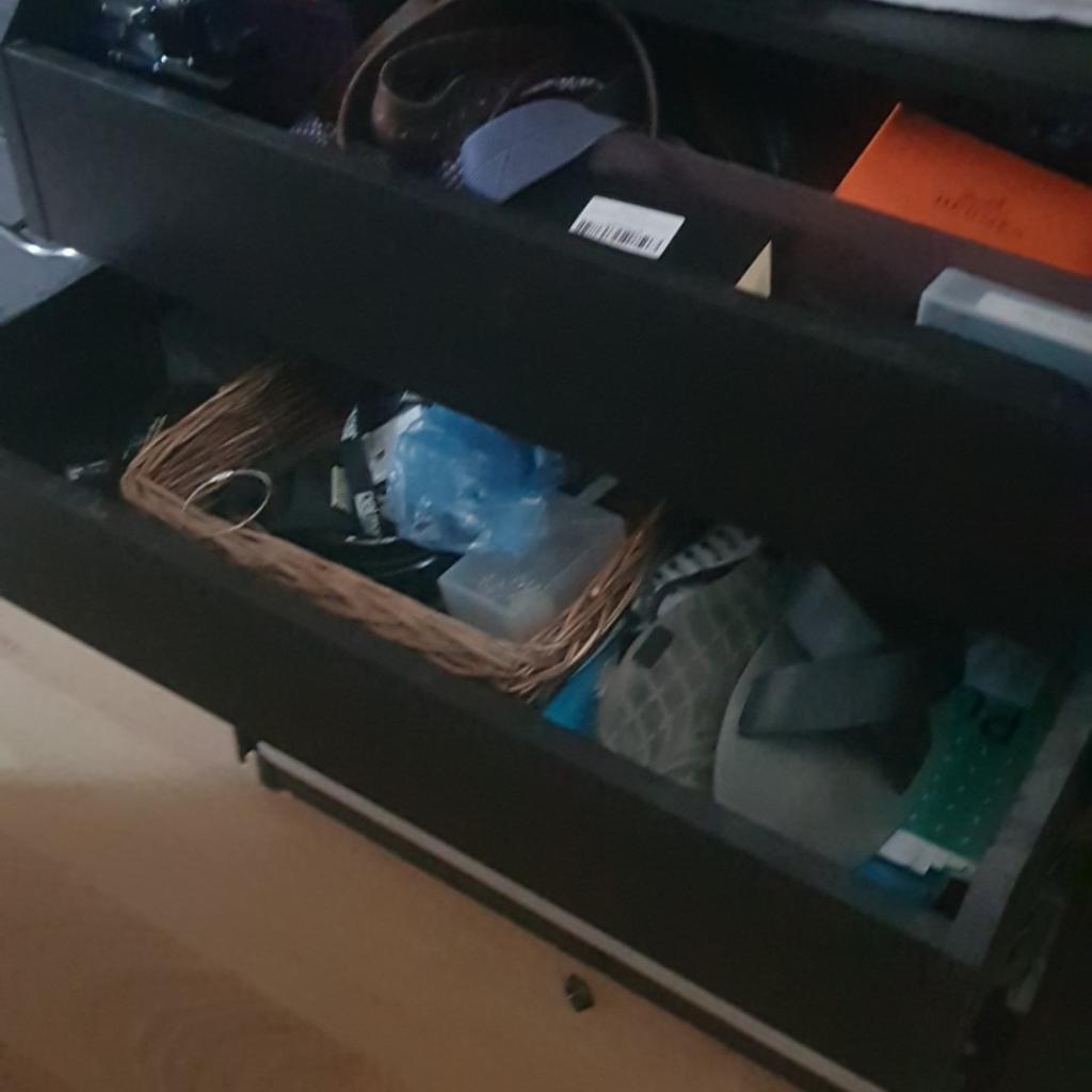 IKEA pax wardrobe with sliding doors in HP11 für £ 75,00 zum