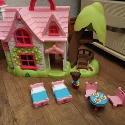 Lovely toy house with furniture. Comes with 2 doll figures (only one shown on picture but comes with 2)
Smoke free home
Collection Workington
Great Xmas gift.
Fold away easily.