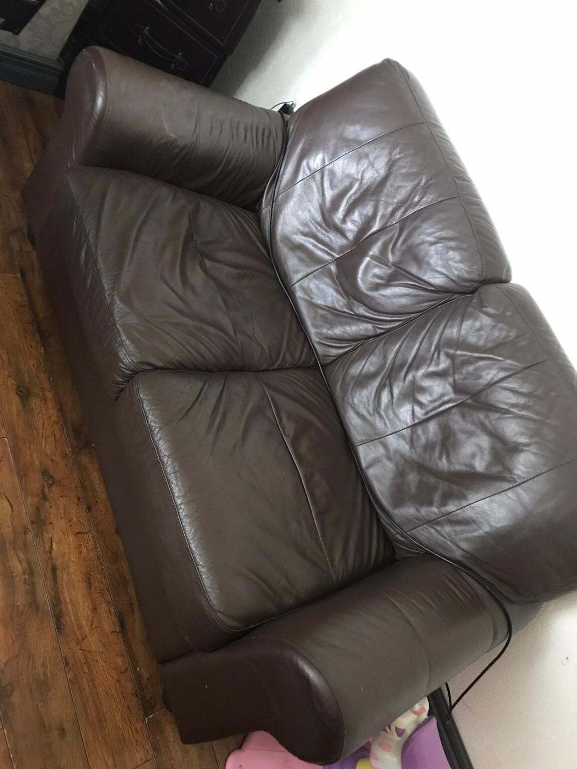 2 matching 2 seater leather sofas in WV14 Dudley für £ 70,00 zum
