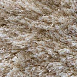 Carpet Shaggi polyester.Colour:Cream.
Size:200x290.
Carpet in really good condition, it was placed under the bed so the middle is like new and only one side has been walked on.
Pet and smoke free house.