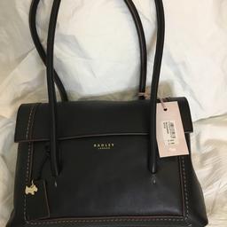Brand new with original tags
Black / tan trim ‘Boundaries’ small tote
Oversize top handles.
30cm width
Retails £189/€239
Will consider all sensible offers