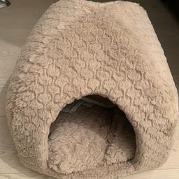 Lovely cosy cat bed/igloo. Perfect condition, very cosy and soft.