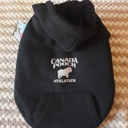 Verkaufe einen neuen Hunde Pullover der Marke Canada Pooch in Größe 12.
Der Pulli ist innen gefüttert und hält schön warm.
Mütze ist per Knopf fixierbar.