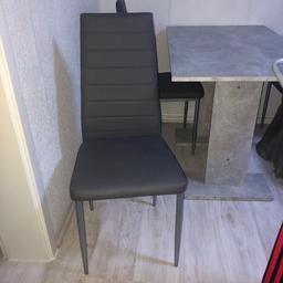 Ich verkaufe meine 4 Stühle in Kunstleder grau ,Rücken mit steppung, metallfüße für 40€
Ich habe die Stühle am 4.4.2019 aus poco gekauft . die Stühle sind noch wie neu.
Mfg