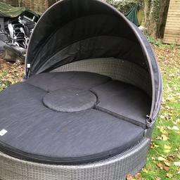 To clear 
Royalcraft Marlow grey rattan day bed 
Charcoal cushions still in wrappers
Ex display or slight seconds
Bargain
07774772922