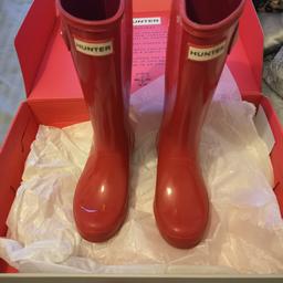 Red gloss Children's Hunter welllie boots
size 13
great condition with box, there are a few marks on the inside where the ankles are which I've tried to show in the pictures but unnoticeable when worn
collection from TN129SZ or possibly from ME157EY