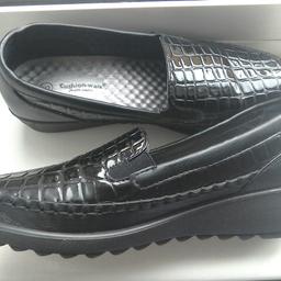 Ladies size 6 black patent shoes.
Fake crocodile effect. cushion walk.
Only worn once, like new.
Good grip on wedge heels.
collection from Castle Bromwich B36
