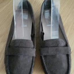 New ladies Brown Suede Loafers/driving/slip on Shoes,size 4. These shoes state size 5 but they are small fitting, hence, listing as size 4.