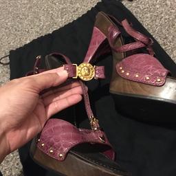 size 41 UK size 8
genuine LV
missing LV tag on the left shoe
small chip on the front toe but not noticeable