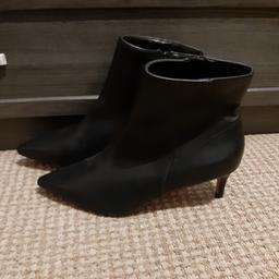 Ladies pointed Boots brand new size 7 in Black.
