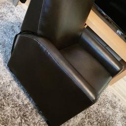 Brown, fake leather, recliner kids chair.
Very good condition.
No longer needed/used.

Collection only.