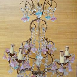 Lampadario d'epoca con cristalli a forma di fiorellini, struttura in ottone.
Diametro 50 cm, altezza 80 cm.