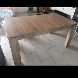 Ein sehr schöner Holztisch Tisch
wie neu zum verkaufen 1,60m und wenn man ihn auszieht 2m