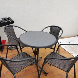 Verkaufe hier ein Gartentisch (rund) mit 4 Stühlen. Wurde dieses Jahr im Sommer gekauft jedoch nur 2 mal Benutzt.