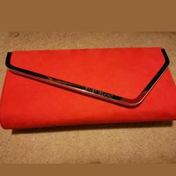 River Island red/orange faux suede clutch, used once so is in an excellent condition.
Collection from Willenhall WV13.