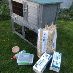 2 tier rabbit hutch great condition top opens up an floor slides out for easy cleaning.

Comes with bedding , water bottle an food bowl