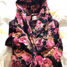 Soft floral print hooded dressing gown with pockets, from Next. Size large. In near perfect condition as barely worn. Collection only from smoke and pet free home, Studley.