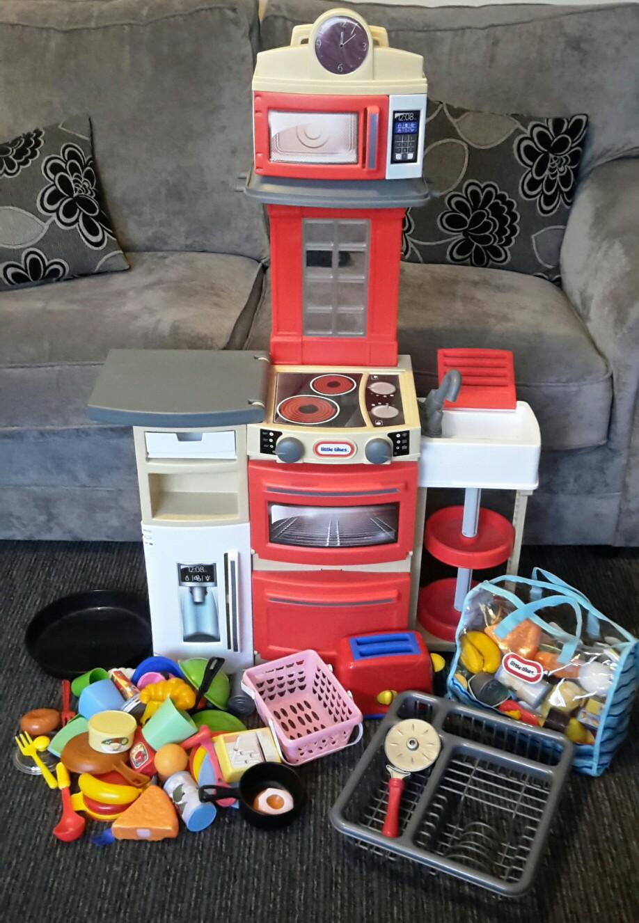 little tikes play kitchen,food & accessories in DY4 Sandwell für £ 30