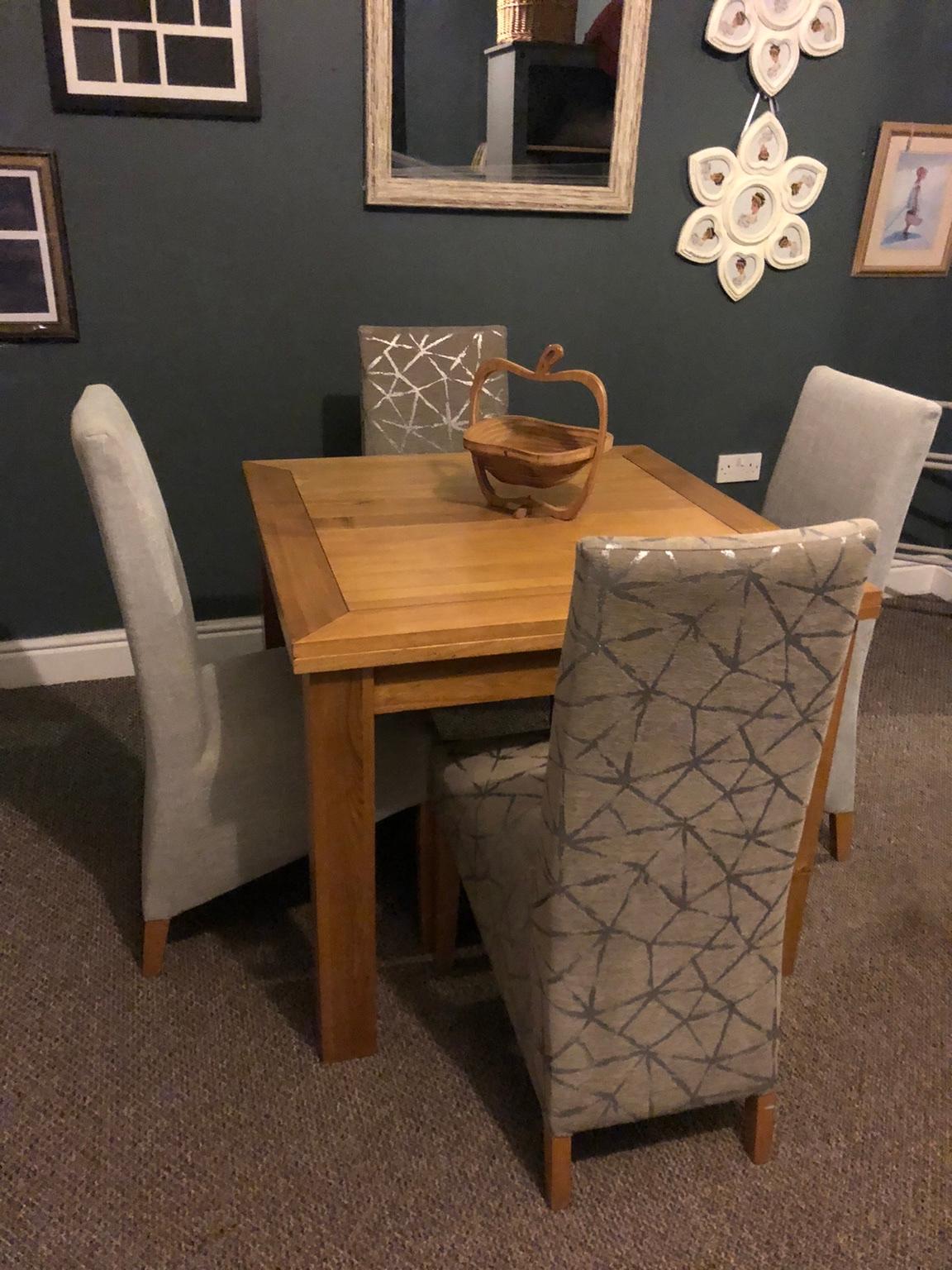 Extending solid oak table and chairs in Barnsley für £ 375,00 zum