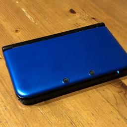Nintendo 3DS XL in Blau / Schwarz mit Original Nintendo Ladekabel.
Zustand ist gut, durch rum liegen etwas eingestaubt aber Bildschirm ist im guten Zustand. Paar kleine Gebrauchspuren vorhanden. Technisch einwandfrei.

Lieferumfang:
Nintendo 3DS XL
Original Nintendo Ladekabel
