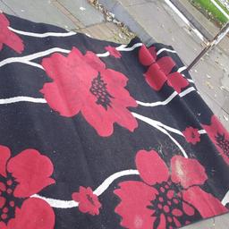 It's quite large black and red rug.
Will need a good steam wash to refresh it.
The sizes on pictures.
Good condition, just needs a good wash!
Bargain!