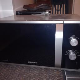 Samsung MS23F301EAS
https://www.samsung.com/se/cooking-appliances/microwave-oven-solo-ms23f301eas/ 
800 W
Ca 6 år gammal, bra skick.