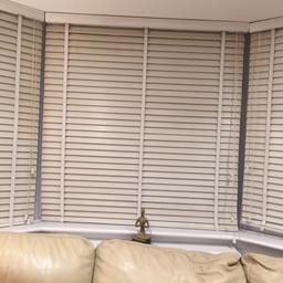 White slatted blinds , good condition . 
To fit front bedroom and living room windows