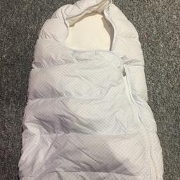 This is a beautiful white and baby blue Gucci sleeping bag for your pram/pushchair. Perfect condition, so warm and cosy for the winter. Newborn up to 6 months.