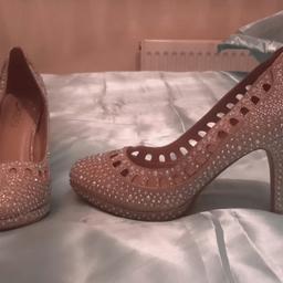 COLLECTION ONLY - WOLVERHAMPTON AREA
Gold kelsi bling shoes, worn once as new, no damage to heels, size 6/39! 4 inch heel. ideal for christmas parties and special occasions.