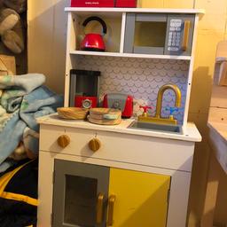 Play kitchen
Does all fold down to storage
Comes with the
Stuff on photo